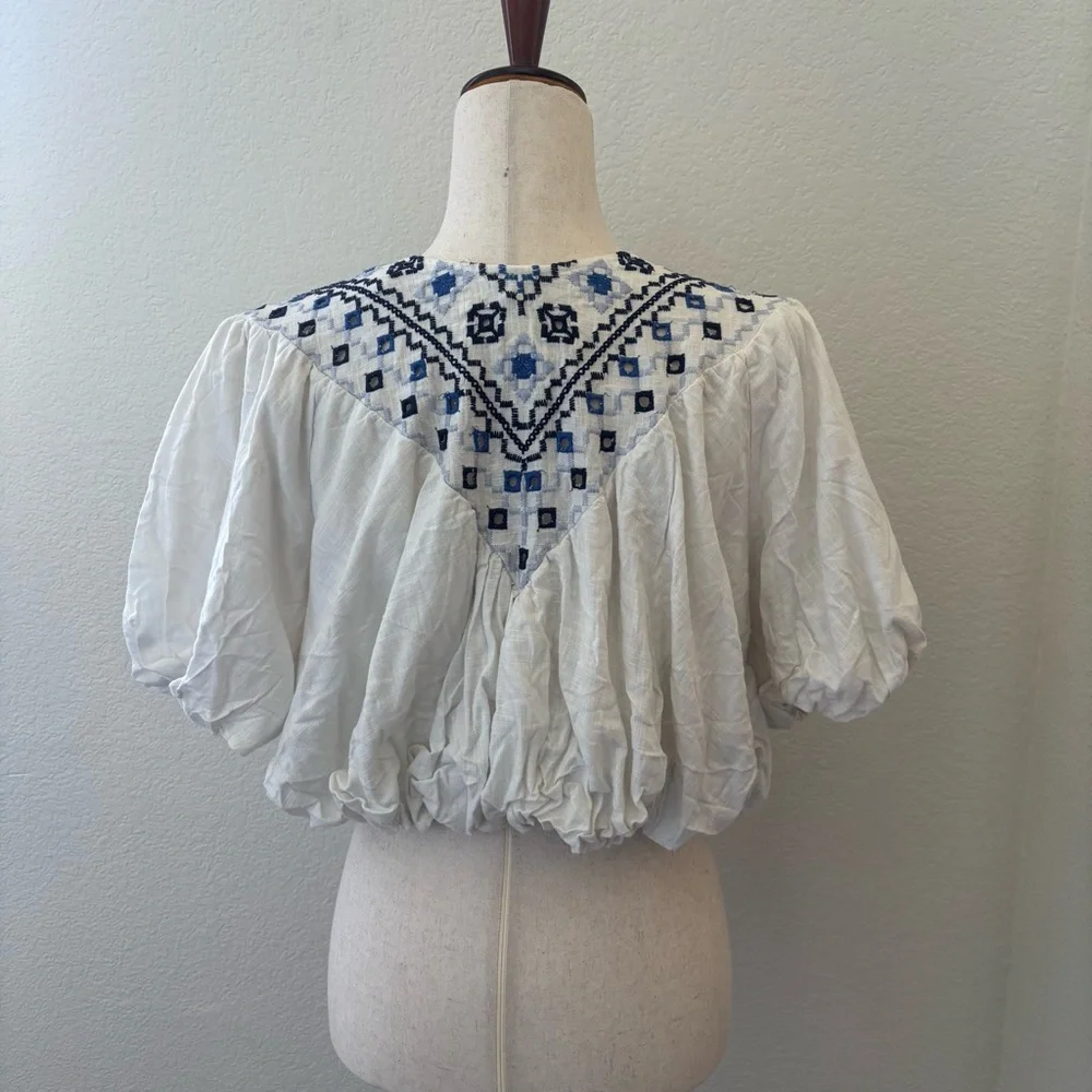 Free People Joni embroidered crop top size Medium‎ linen blend